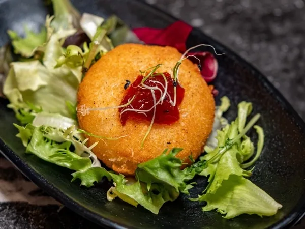 Croqueta de parmesano y pimiento de Bar de las Artes · El Argentino