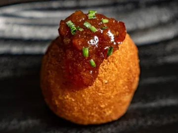 Croqueta de pulled pork con bacon de Bar de las Artes · El Argentino