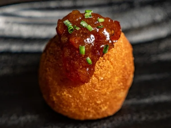 Croqueta de pulled pork con bacon de Bar de las Artes · El Argentino